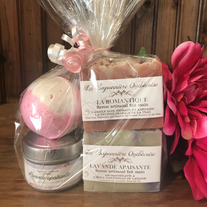 Emballage-cadeau avec chandelle, bombe et savons